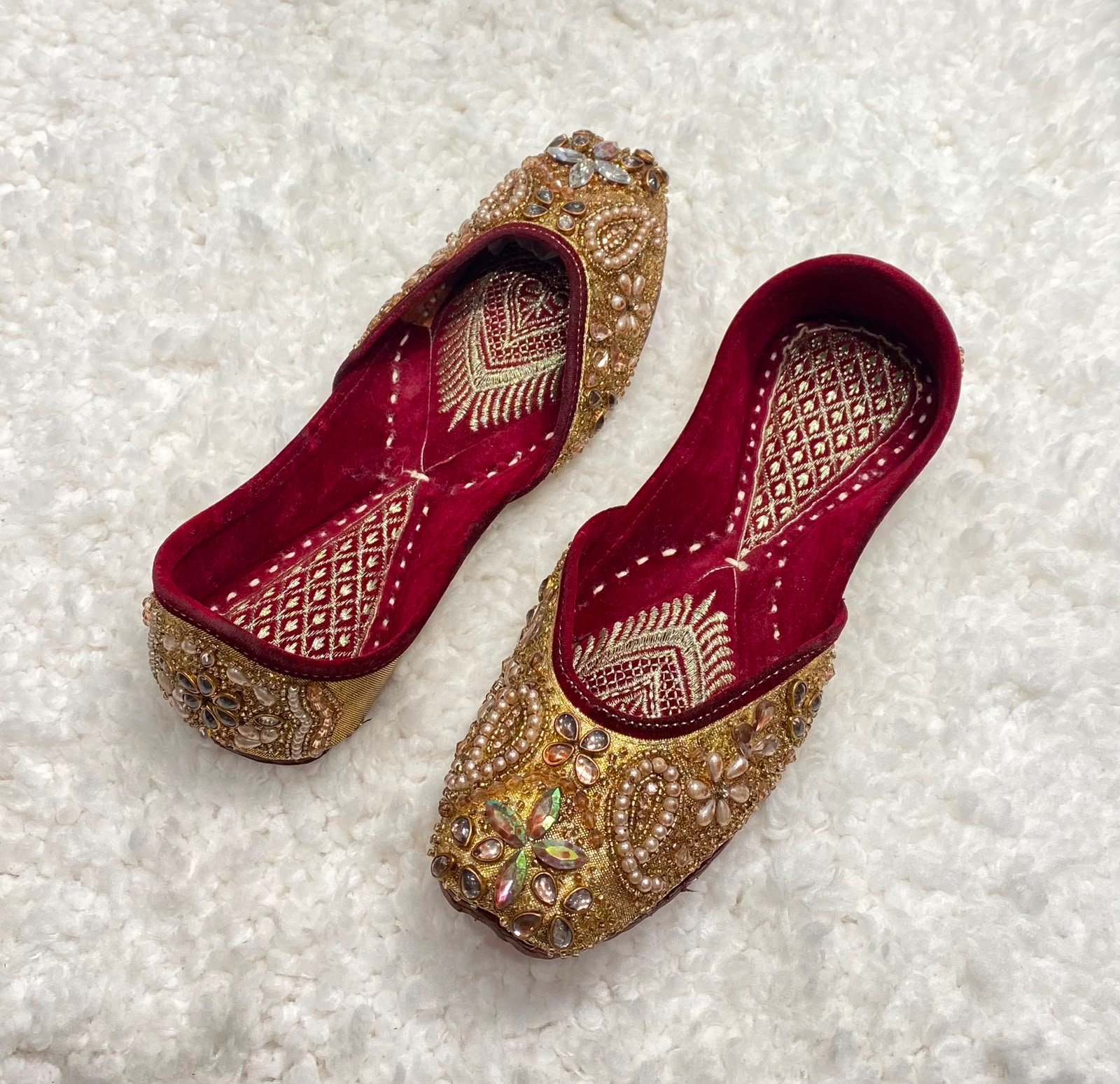 Golden Embroidered zari jutti #625