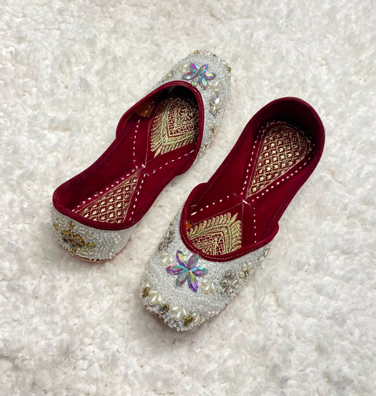 Golden Embroidered zari jutti #625
