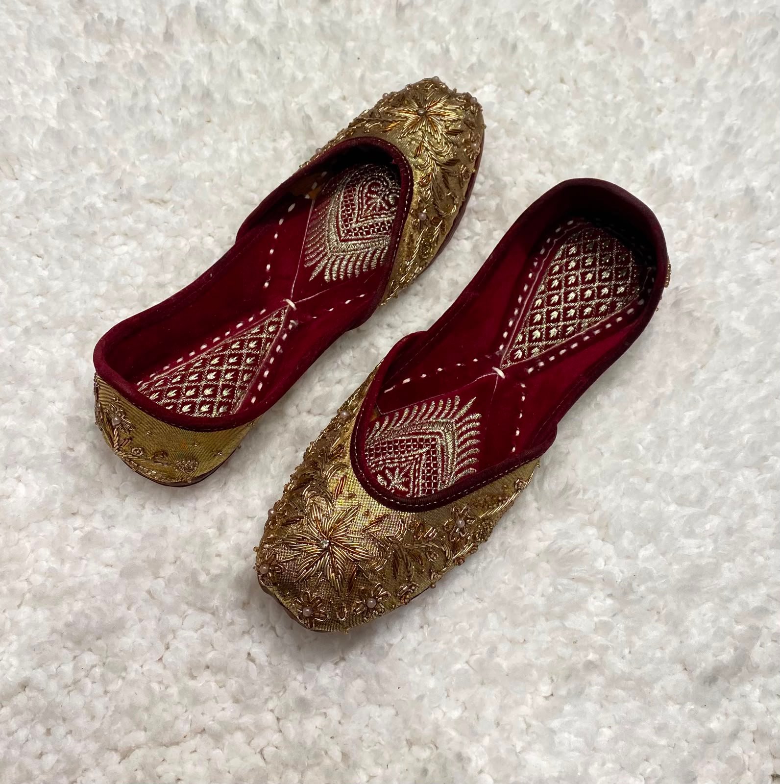Golden Embroidered zari jutti #625