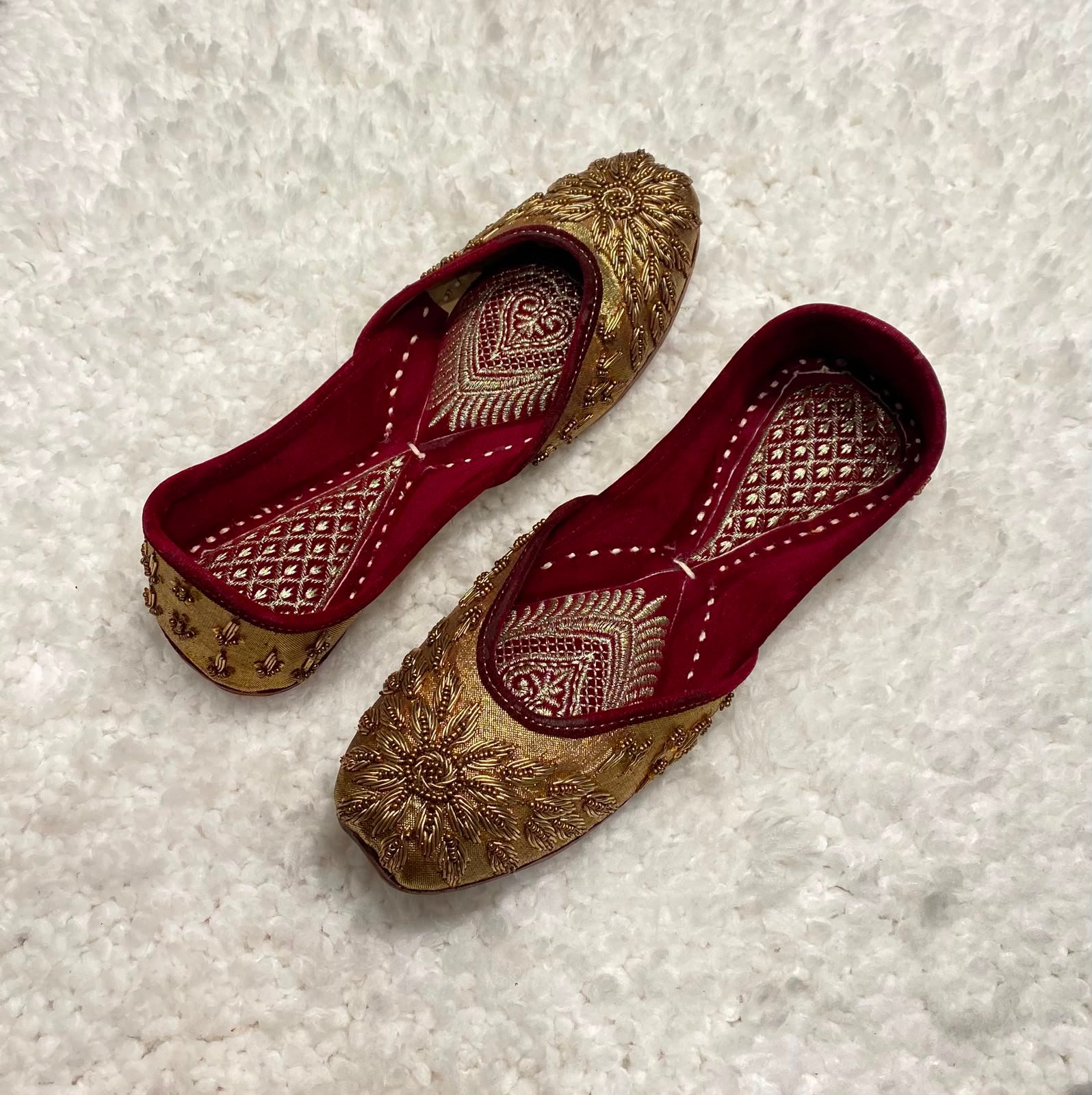 Golden Embroidered zari jutti #625